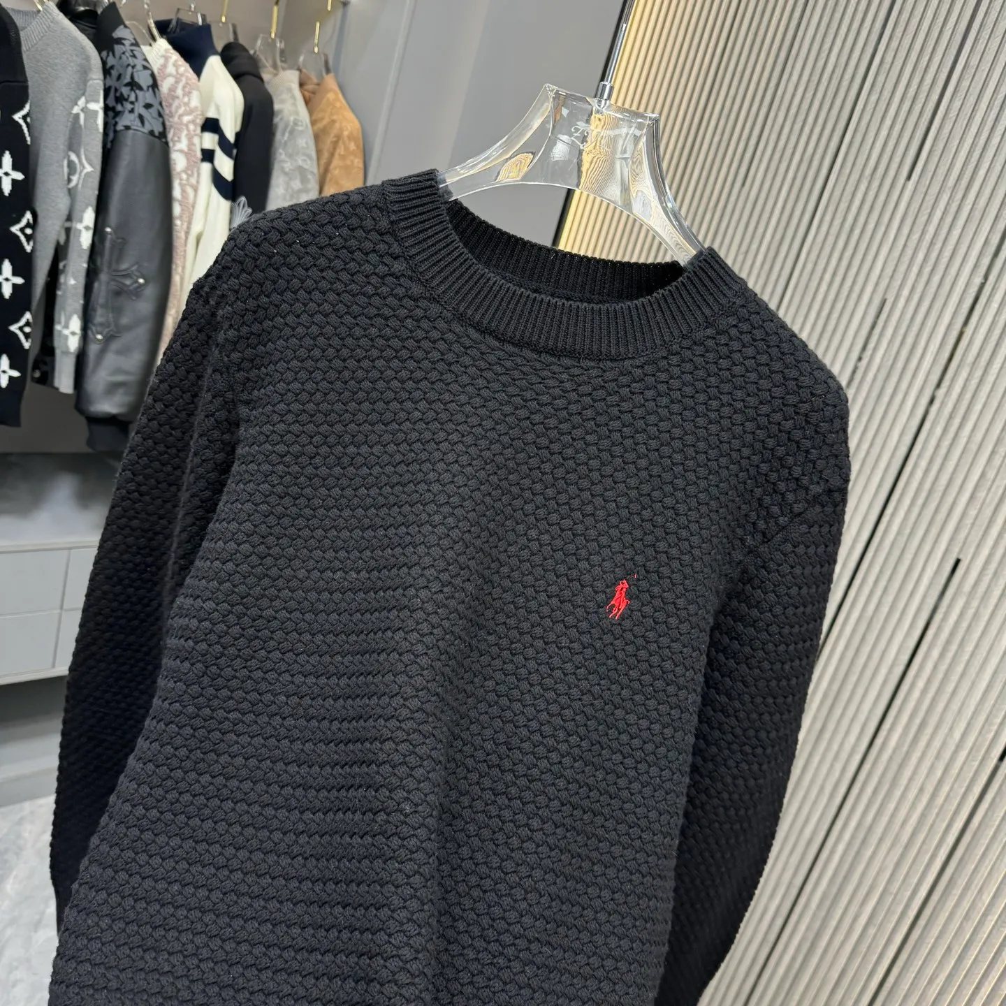 🅿️310 Ralph Lauren 25FW crew neck sweater. The fabric is made of top-quality cashmere yarn. The new autumn and winter Oblique jacquard knitted cashmere sweater adopts a double-sided wearable design and is made of high-quality cashmere material. After fine weaving process, it presents a soft and comfortable touch and excellent thermal insulation performance. The iconic Oblique jacquard pattern is perfectly presented through precision knitting technology. It can be worn on both sides, showing different style charms. The round neck design is simple and elegant, suitable for various matching occasions. Exquisite knitting technology ensures that the clothes are not easily deformed and remain crisp and long-lasting. The double-sided design concept reflects LV's perfect balance of practicality and fashion. Each sweater undergoes strict quality inspection to ensure that the quality meets the brand's consistently high standards. This knitted item combines warmth and style, making it an exquisite addition to your autumn and winter wardrobe. Size:S/M/L/XL